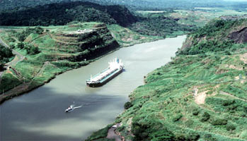 100 лет назад было положено начало Панамскому каналу (фото с сайта www.pananet.com/pancanal/public/gaicut.htm)