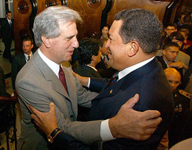 Los presidentes de Venezuela y Uruguay, Hugo Chбvez Frнas y Tabarй Vбzquez (foto desde mci.gov.ve)