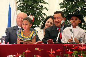 Presidente de Venezuela Hugo Ch&#225;vez y el alcalde de Mosc&#250;, Yuri Luzhkov