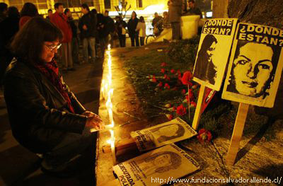 Chile: Con velas encendidas recordaron a las v&#237;ctimas de Pinochet