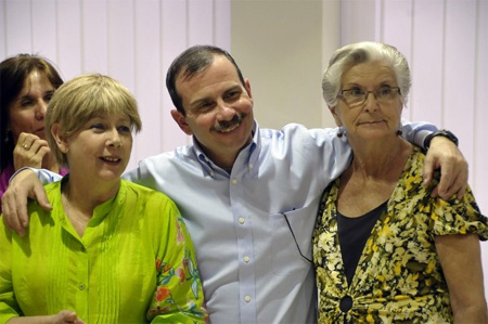 Fernando junto a su esposa y su madre en tierra patria. Foto: Estudios Revoluci&#243;n ( http://www.cubadebate.cu/ )