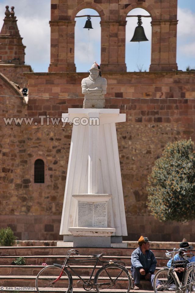 Monument to Alonzo de Mendoza, founder of La Paz