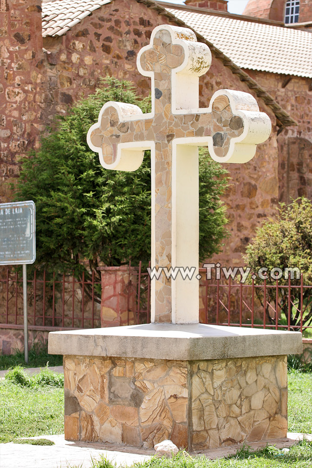 Cruz de piedra junto a la iglesia principal de Laja