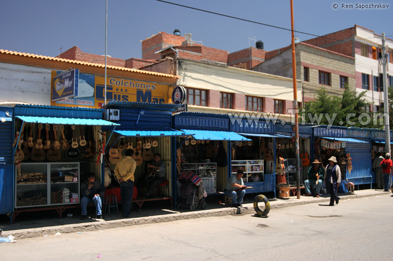 Junto a la estación hay un pequeño mercado de instrumentos musicales - Oruro, Bolivia