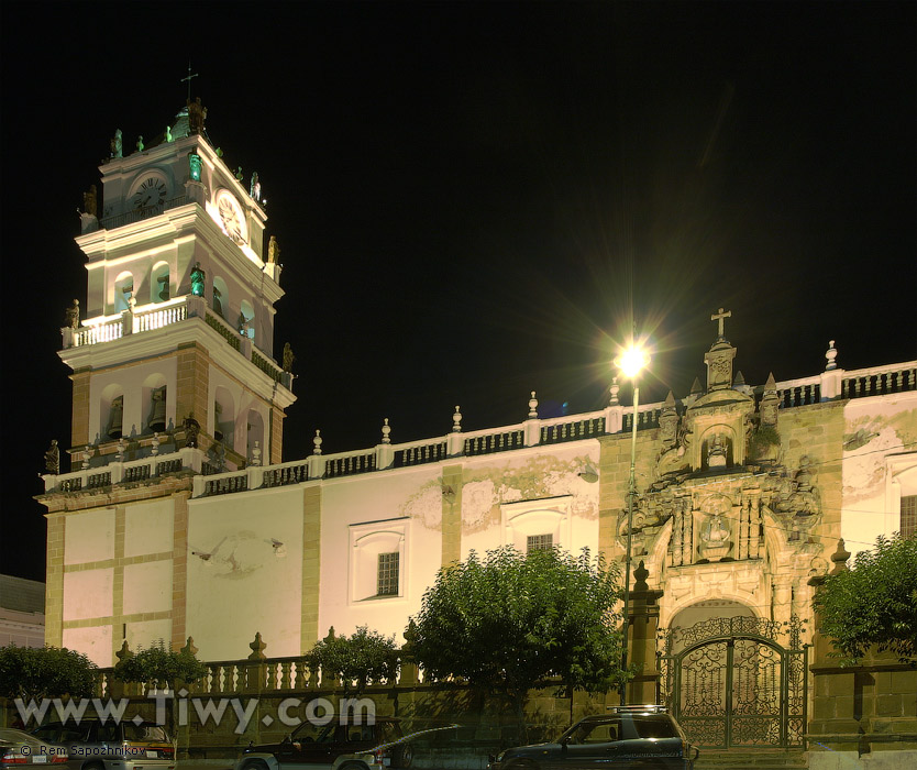 La catedral de Sucre de noche