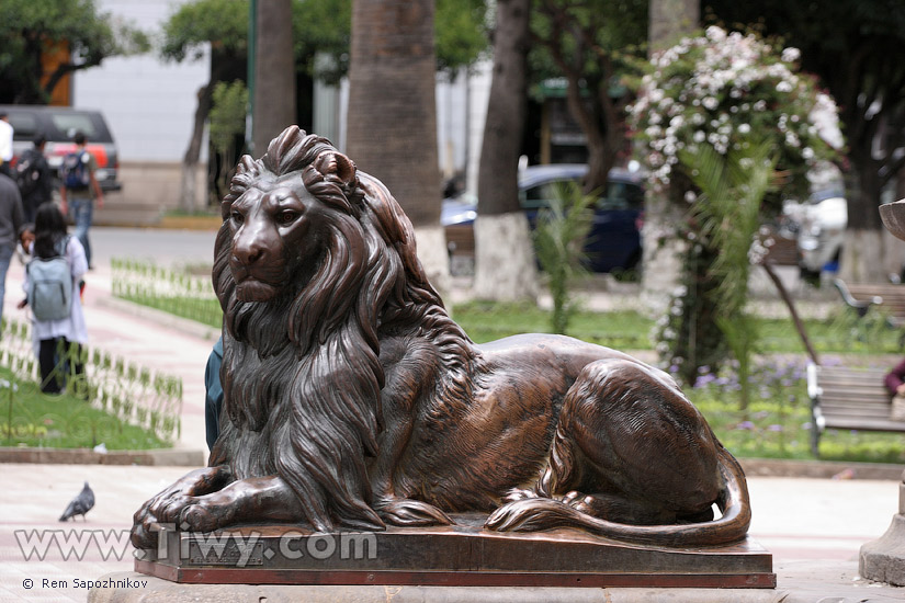 Leo near the monument to Sucre