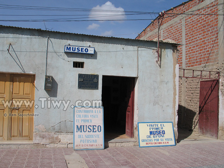 The First museum of Uyuni have only 4 signs