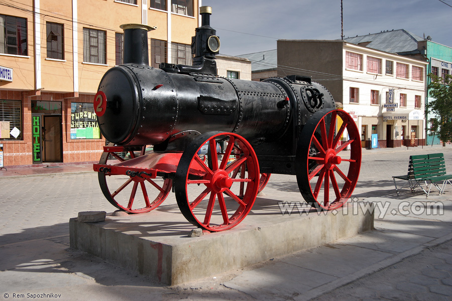 A little steam engine on the main street of Uyuni