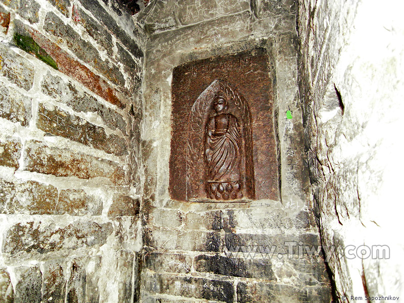 Будда на стене в самом конце лестницы