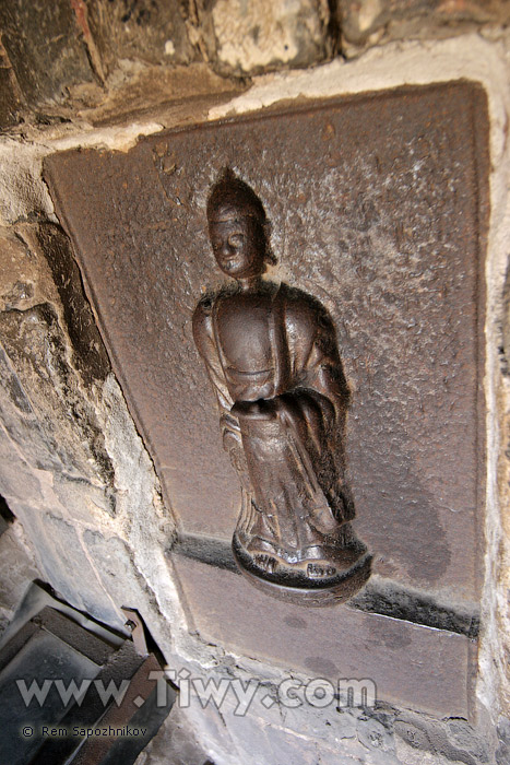 En el interior de la Pagoda de Hierro