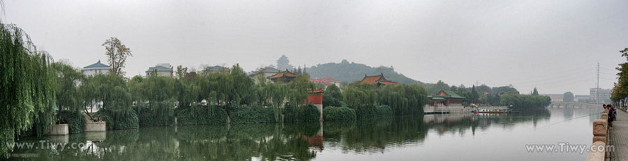 Lago LuLong en parque Xiuqiu