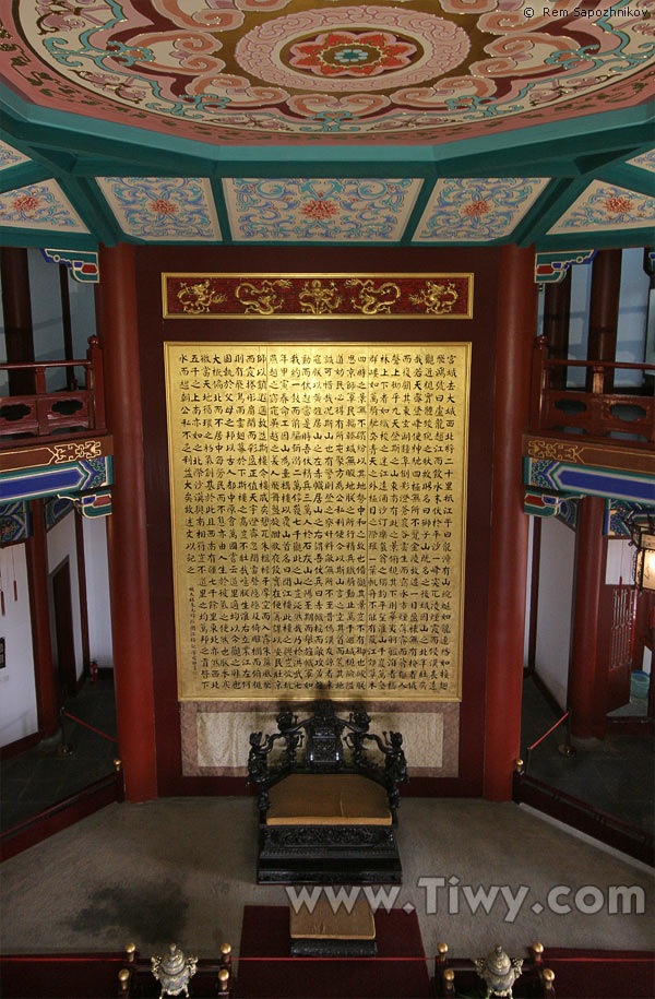 Внутри башни Юэцзян