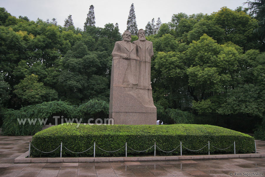 马克思和恩格斯纪念碑在复兴公园，上海。