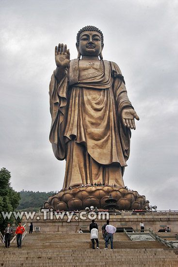 Будда на холме Линшань