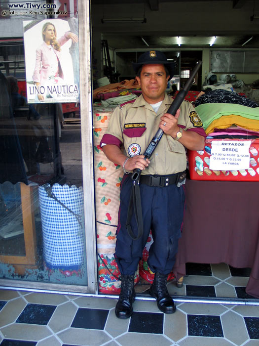 En cada tienda esta de guardia un guachiman fuertemente armado 