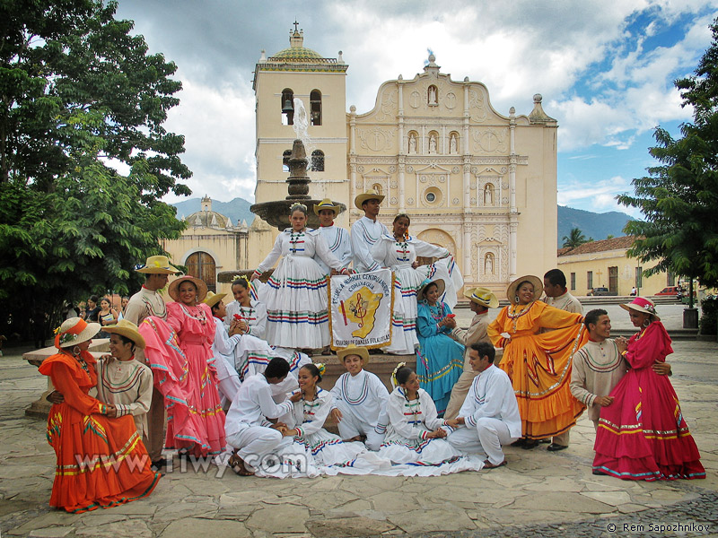 Grupo folclrico juvenil