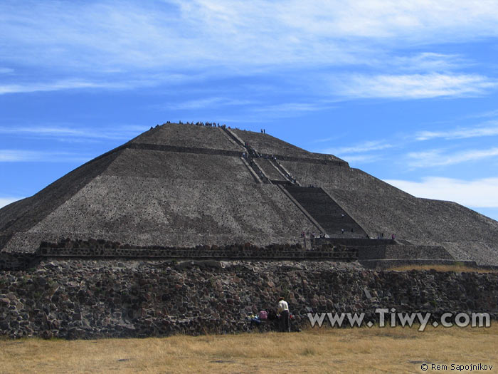 http://www.tiwy.com/pais/mexico/fotos_2005/teotihuacan/piramide_del_sol.jpg