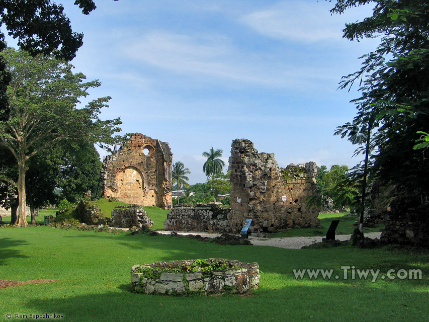 Ruins of the ancient capital (Panama la Vieja)
