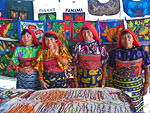 Las indgenas Kunas venden sus famosos tejidos Molas