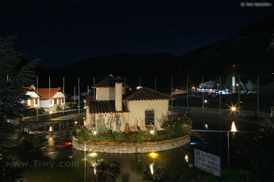 Hotel Parque Turistico Apartaderos at night