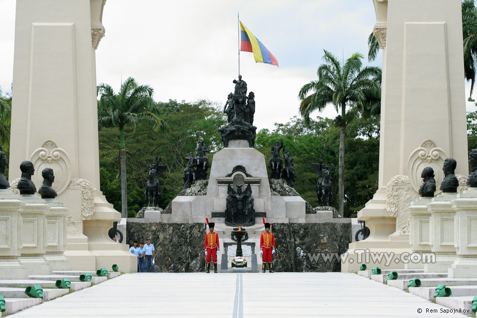 2 soldiers in the Bolivarian times warriors uniform permanently stand in the guard of honour.