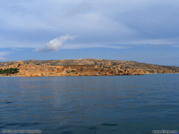 La vista de la Fortaleza de Araya desde el bordo de Ferry