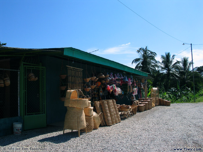 Venta de la artesania en la carretera hacia la peninsula de Araya