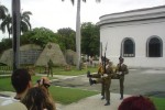 Сантьяго-де-Куба. Кладбище Santa Ifigenia. Смена почетного караула у мавзолея Хосе Марти. http://ru.wikipedia.org/wiki/Марти,_Хосе