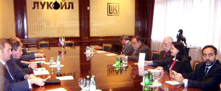 El Vicepresidente Ejecutivo, Josй Vicente Rangel, en la reuniуn que sostuvo con la Junta Directiva de la Empresa Petrolera Rusa Lukoil, en Moscu.
