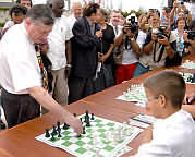 Anatoly Karpov estб en Cuba (Foto: M. Vi&ntilde;as, desde el sitio www.cuba.cu) 