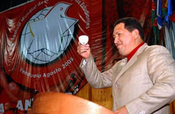 Ch&aacute;vez llama a j&oacute;venes del mundo a dise&ntilde;ar estrategia antiimperialista (Foto desde www.festivalmundial2005.org.ve)