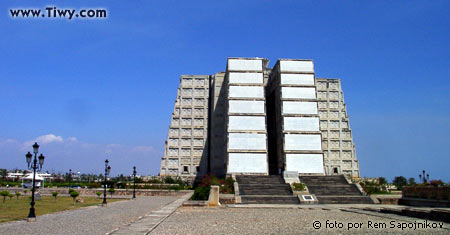 Мемориал-мавзолей &laquo;Маяк&raquo; (&laquo;El Faro&raquo;)  в честь 500-летия открытия Америки