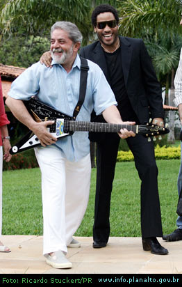 Известный американский музыкант Ленни Кравиц вручил свою гитару президенту Бразилии Луису Инасио Луле да Сильва. (Foto: Ricardo Stuckert/PR, www.info.planalto.gov.br)