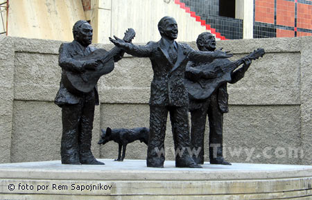 Памятник Карлосу Гарделю в столице Венесуэлы