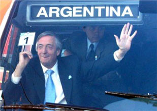 En la mitad de su mandato, el Presidente argentino mantiene un alto nivel de aprobaci&oacute;n (foto desde www.presidencia.gov.ar)