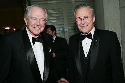 Pat Robertson en una cena el pasado 30 de abril con el secretario de Defensa, Donald Rumsfeld. (AFP)