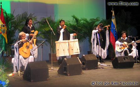 The excellent folklore company «Savia Andina» (Photo: www.Tiwy.com) The excellent folklore company «Savia Andina» (Photo: www.Tiwy.com)