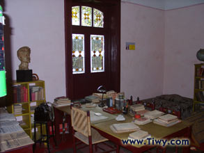 Montan guardia en tumba de León Trotsky (Foto Tiwy.com) Montan guardia en tumba de León Trotsky (Foto Tiwy.com)