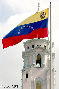 La nueva bandera comenzo a ondear frente al Panteon Nacional este 12 de marzo de 2006 (Foto: ABN)