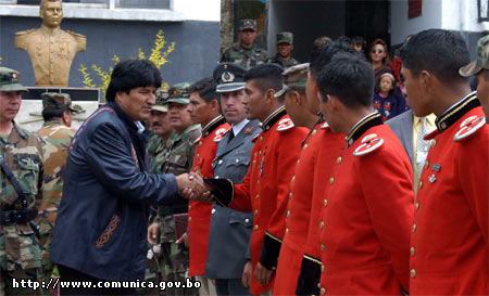 El Presidente, Evo Morales, visita las instalaciones del Regimiento Escolta Presidencial Colorados de Bolivia. (Foto desde http://www.comunica.gov.bo) El Presidente, Evo Morales, visita las instalaciones del Regimiento Escolta Presidencial Colorados de Bolivia. (Foto desde http://www.comunica.gov.bo)