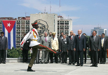 Церемония возложения М.Е.Фрадковым венка к Монументу Хосе Марти (Гавана, площадь Революции) (www.government.ru)