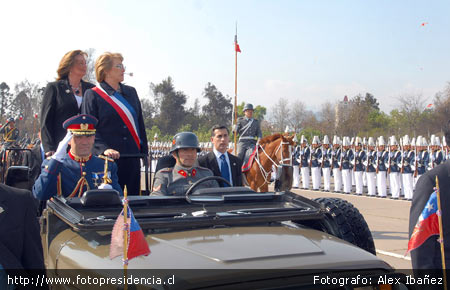 La Presidenta de la República, Michelle Bachelet, junto a la Ministra de Defensa, Vivianne Blanlot, asiste a la Parada Militar 2006 en honor a las Glorias del Ejército. Parque O"Higgins, Santiago. (http://www.fotopresidencia.cl, Fotografo: Alex Ibañez) La Presidenta de la República, Michelle Bachelet, junto a la Ministra de Defensa, Vivianne Blanlot, asiste a la Parada Militar 2006 en honor a las Glorias del Ejército. Parque O"Higgins, Santiago. (http://www.fotopresidencia.cl, Fotografo: Alex Ibañez)