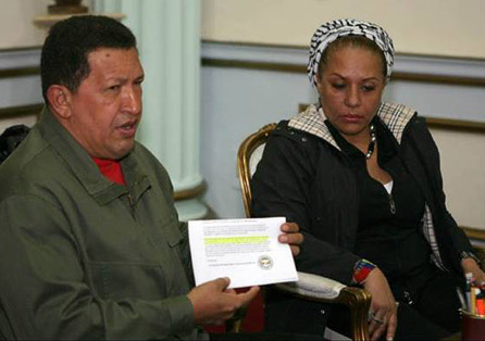 Hugo Chavez with a Senator from Colombia Piedad Cordoba (Photo: Prensa Presidencial de Venezuela)
