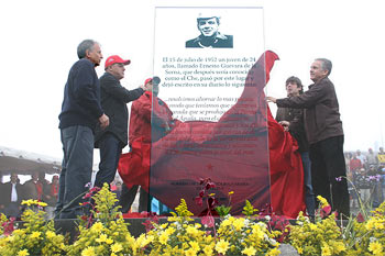 Develación de la estela en tributo al Che Guevara Develación de la estela en tributo al Che Guevara