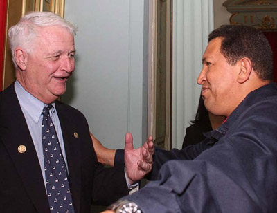El jefe de Estado venezolano, Hugo Ch&#225;vez, y William Delahunt, parlamentario dem&#243;crata estadounidense (Foto: Prensa Presidencial de Venezuela)