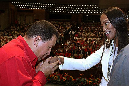 Hugo Ch&#225;vez y Naomi Campbell (Foto: Archivo, Prensa Presidencial)