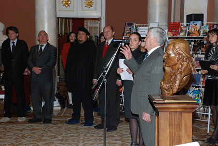 Церемония вручения губернатору области Александру Якобсону бюста Национального героя Венесуэлы Франсиско де Миранды.
