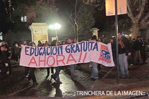 Los j&#243;venes chilenos desaf&#237;an al r&#233;gimen neoliberal