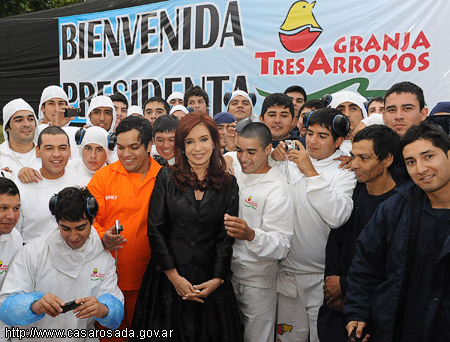 Президент Аргентины Кристина Фернандес де Киршнер с рабочими агрокомплекса (Фото: http://www.casarosada.gov.ar)