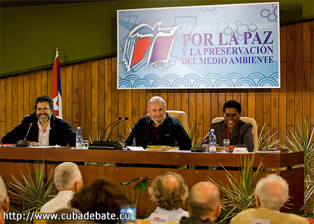 Фидель Кастро обсудил с интеллектуалами мира глобальные угрозы